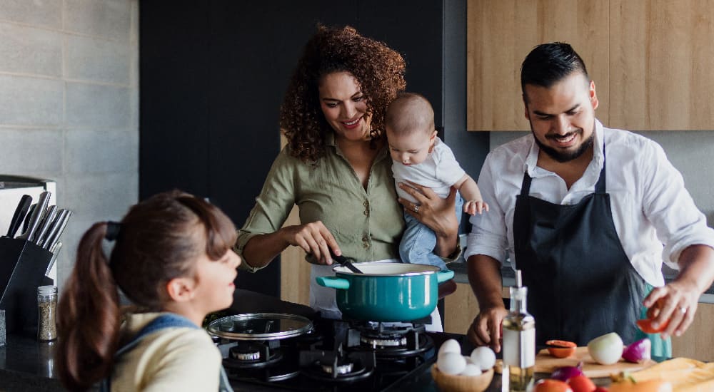 Familia cocinando como pasatiempo