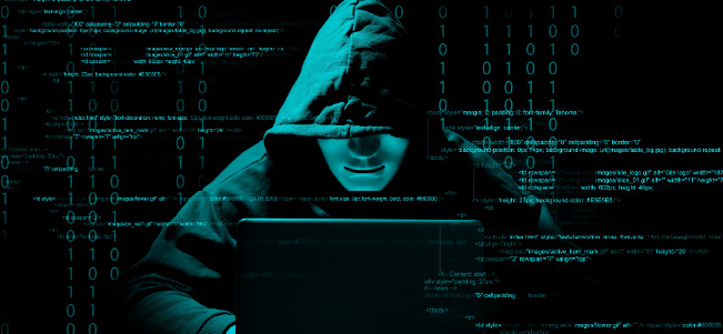 Hombre en Laptop, fraudes cibernéticos