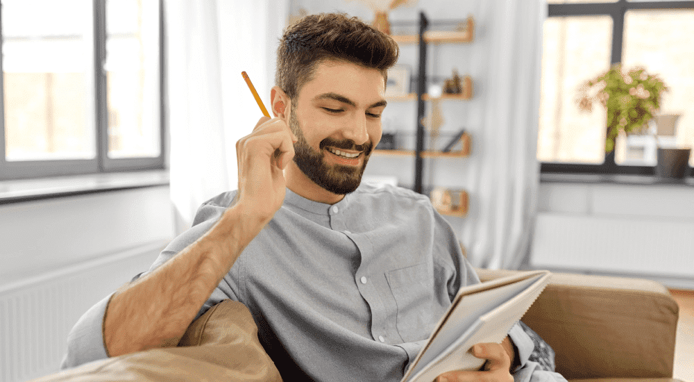 Hombre con una libreta