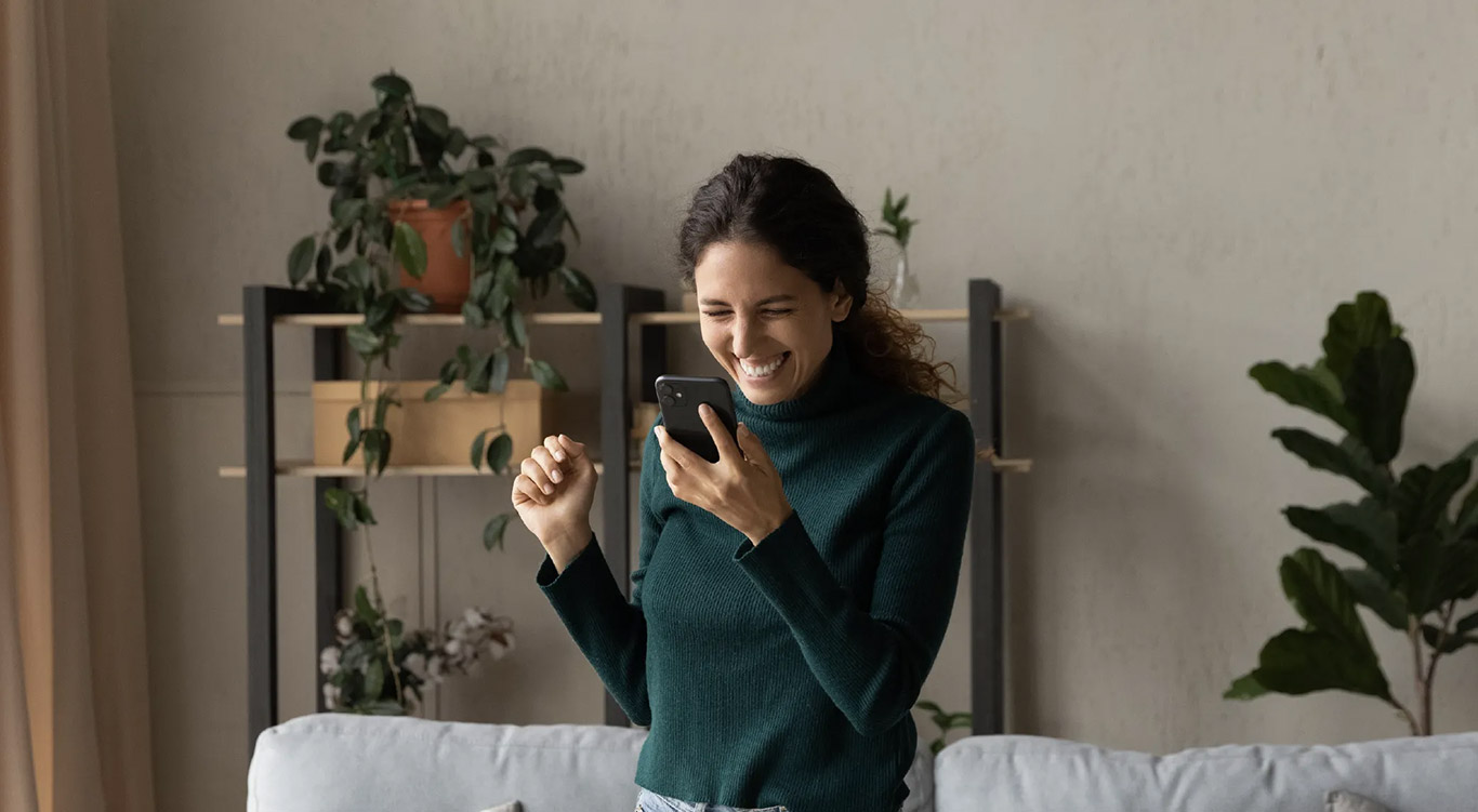 Compra en línea, mujer con celular